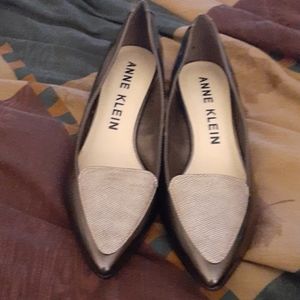 Anne Klein kitten heels 9M gray/silver